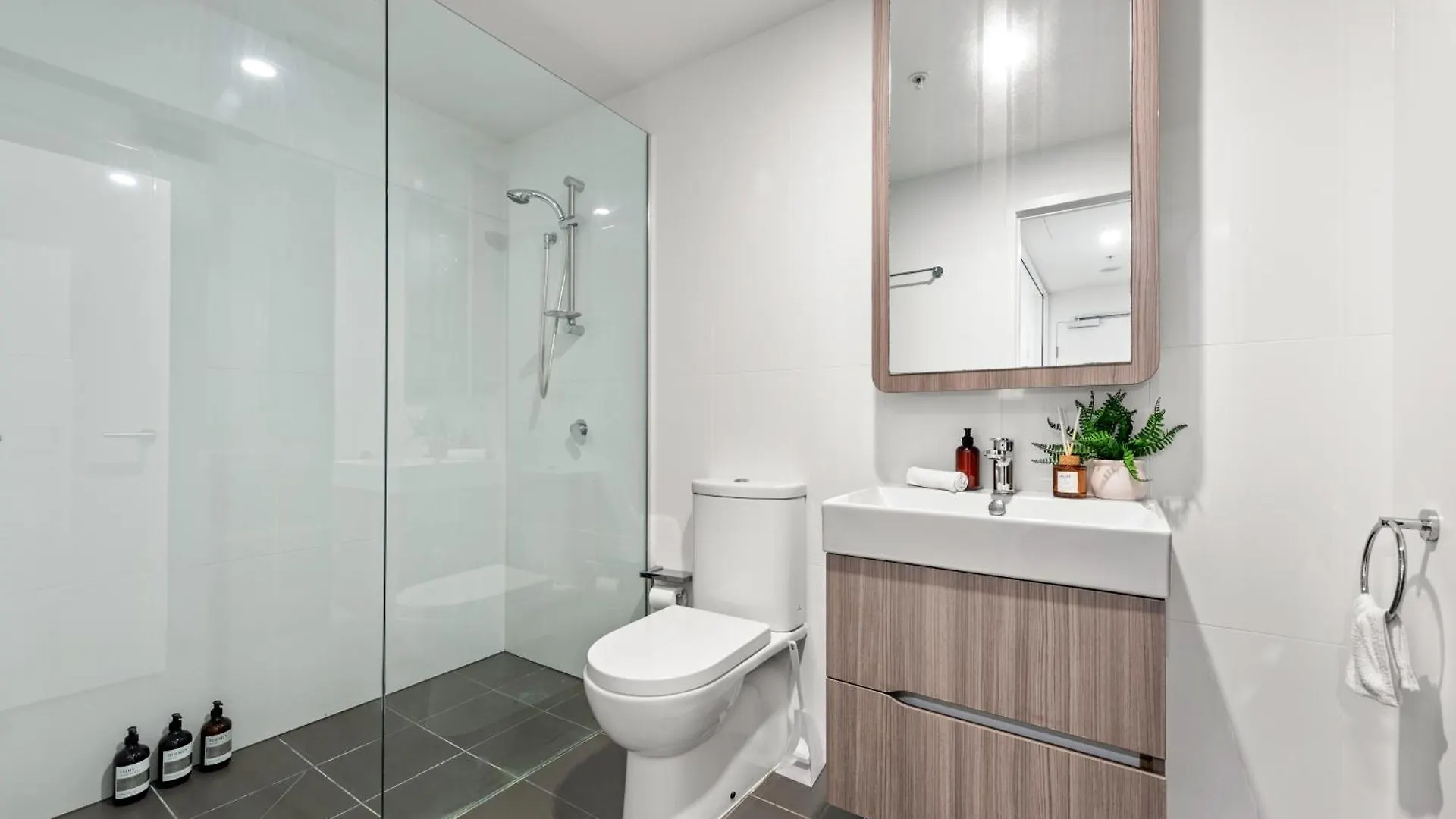 Bright And Cozy 2Br Apt With Pool, Gym And Parking! Brisbane